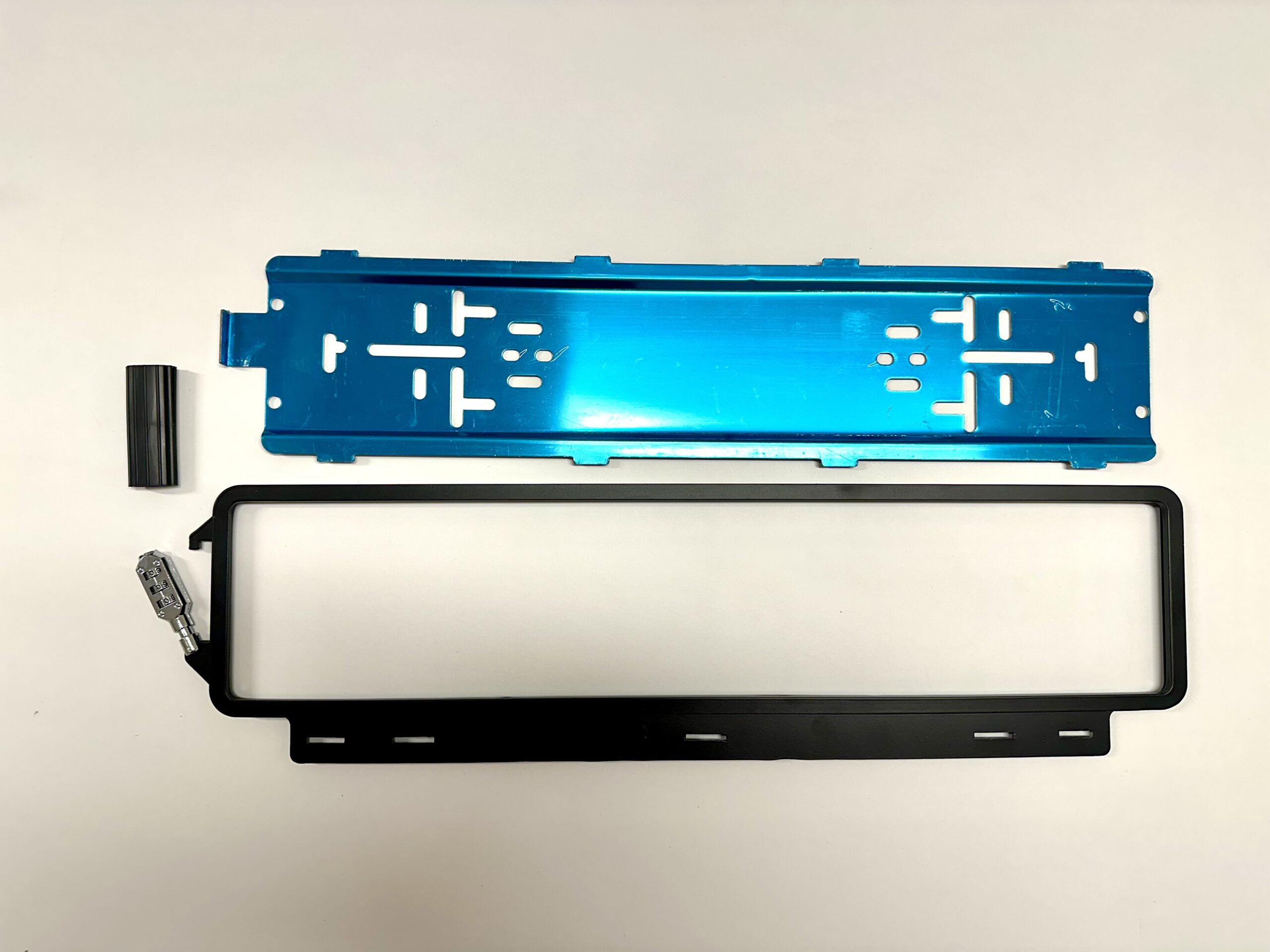 Låsbar registreringsskylthållare i aluminium från Safeplate monterad på en personbil.