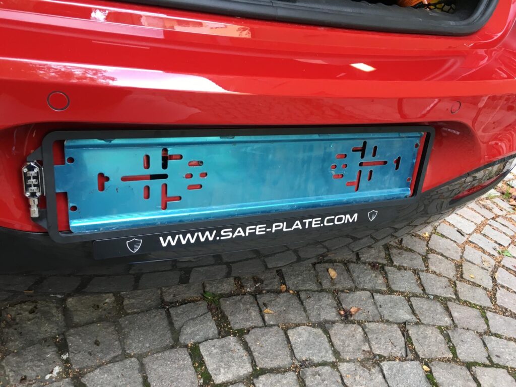 Låsbar registreringsskylthållare i aluminium från Safeplate monterad på en personbil.