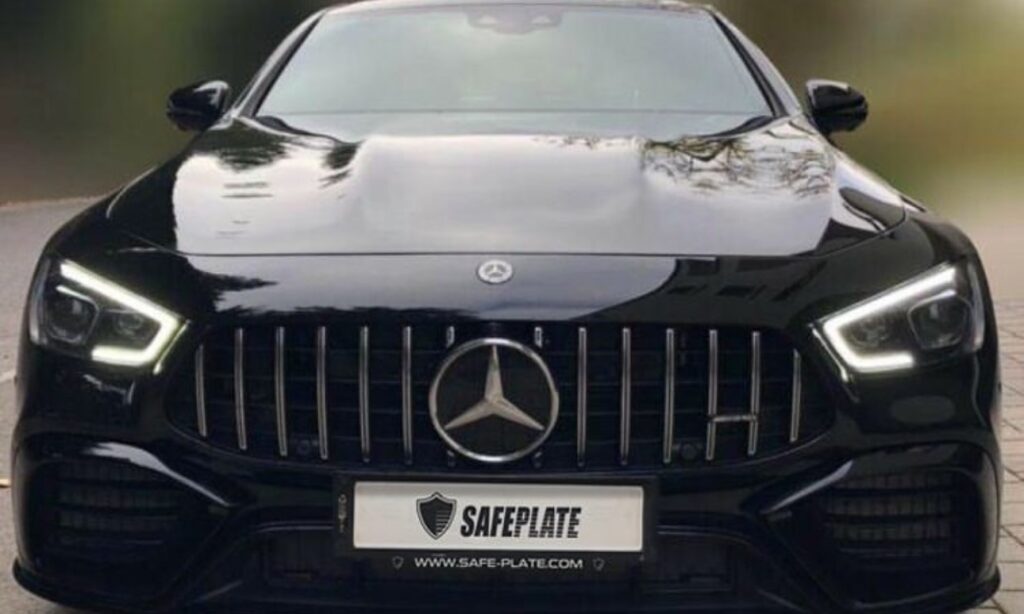 Låsbar registreringsskylthållare i aluminium från Safeplate monterad på en personbil.