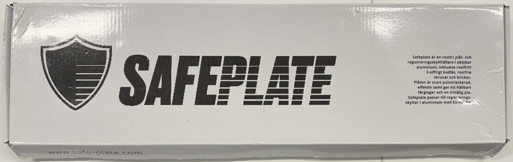 SafePlate premium 2-pack konsumentförpackning i robust hårdpapp med eurohål för spjutupphängning i butik.